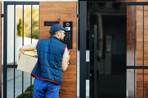 Conectează-ți interfonul la casa inteligentă! Control facil și securitate sporită