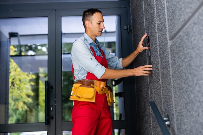 Conectează-ți interfonul la casa inteligentă! Control facil și securitate sporită