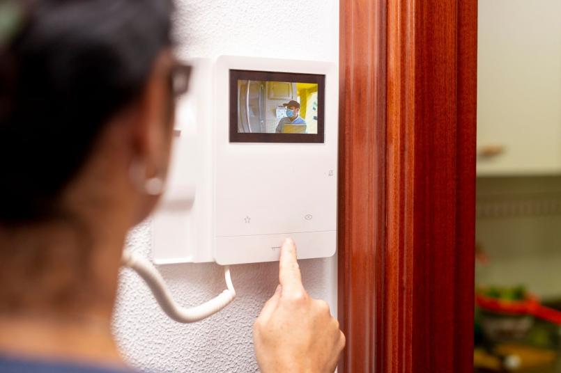Conectează-ți interfonul la casa inteligentă! Control facil și securitate sporită