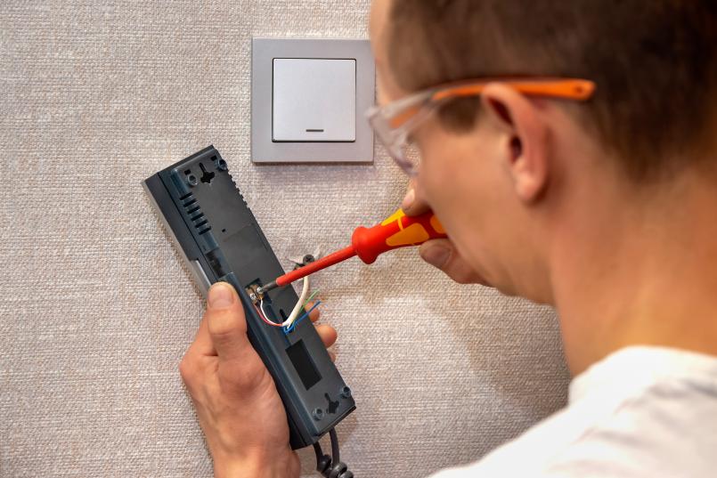 Instalarea unui interfon acasă: Provocări și soluții pentru un sistem de securitate eficient