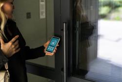 Telefon mobil deschizand o usa